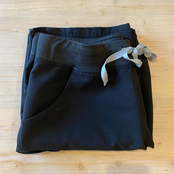 FIGS MEDIUM TALL women's Black Kade - Tall Cargo Scrub Pant - Picture 3 of 5